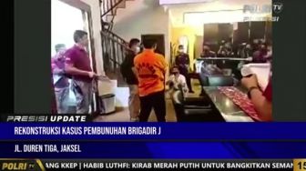 Brigadir J Tampak Menunduk Mohon Ampun, Tersangka Bharada E Keluarkan Senjata di Ruang Tengah Rumdin Ferdy Sambo