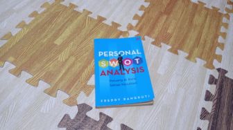 Ulasan Buku Personal SWOT Analysis: Ada Peluang di Balik Setiap Kesulitan