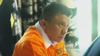 Perdana Pakai Baju Oranye Saat Rekonstruksi Adegan, Ekspresi Ferdy Sambo Jadi Bulan-bulanan Warganet