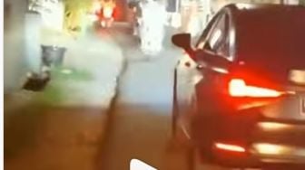 Pemotor Dibikin Geram dengan Kelakuan Sopir Sedan, Lampu Belakang Mobil Jadi Sebabnya