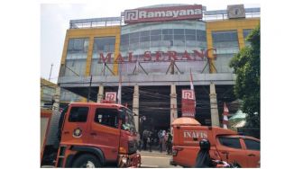 Mall Ramayana Serang Terbakar, Api Diduga Berasal dari Kompor Listrik