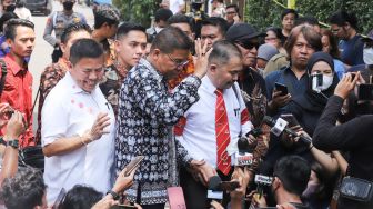 Pengacara keluarga mendiang Brigadir J, Kamaruddin Simanjunrak menemui awak media di area rumah dinas mantan Kadiv Propam Irjen Ferdy Sambo saat rekonstruksi digelar di Kompleks Polri Duren Tiga, Pancoran, Jakarta Selatan, Selasa (30/8/2022). [Suara.com/Alfian Winanto]