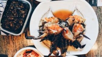 Bukan Cuma Korea, Indonesia Juga Punya Makanan Khas Kalimantan yang Terbuat dari Kepiting Mentah Fermentasi
