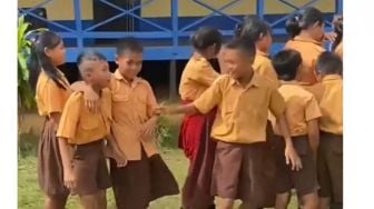 Momen Perpisahan Guru dan Murid Bikin Terenyuh, Siswa Ini Menangis