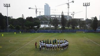 Pelatih Timnas Indonesia U-19 Shin Tae-yong (tengah) memberikan instruksi saat latihan di Lapangan ABC, Senayan, Jakarta, Selasa (30/8/2022). ANTARA FOTO/Akbar Nugroho Gumay
