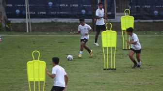 Sejumlah pesepak bola Timnas Indonesia U-19 berlatih di Lapangan ABC, Senayan, Jakarta, Selasa (30/8/2022).  ANTARA FOTO/Akbar Nugroho Gumay