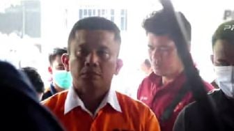 Potret Ferdy Sambo Pakai Baju Tahanan saat Rekontruksi di Rumah Pribadi