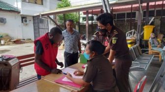 Pencuri Kotak Amal Masjid SPN Polda Papua Diserahkan ke Jaksa