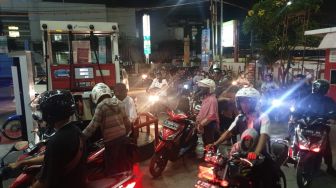 Harga BBM Diisukan Bakal Naik, Malam-malam Antrean di SPBU Kota Tegal Mengular