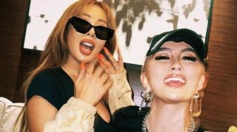 Ngaku Saudara yang Lama Terpisah, 5 Potret Kedekatan Agnez Mo dan Jessi