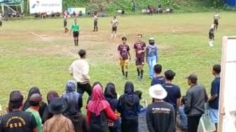 Viral! Lagi Asik Main, Pesepakbola Dijemput Istrinya di Tengah Pertandingan, Begini Kejadian Sesungguhnya