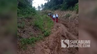 Perjuangan Pelajar di Pelosok Sukabumi untuk Bisa Bersekolah, Jalan Kaki Sejauh 3 Kilometer