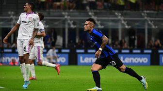 
Pemain depan Inter Milan Lautaro Martinez merayakan golnya usai mencetak gol ketiga timnya selama pertandingan sepak bola Serie A Italia antara Inter Milan melawan Cremonese  di Giuseppe Meazza, Rabu (31/8/2022) dini hari WIB. MIGUEL MEDINA / AFP