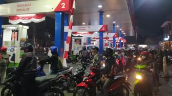 Santer Kabar Harga Pertalite Naik Tengah Malam Nanti, SPBU di Cimahi Diserbu Warga