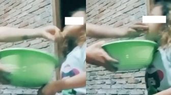 Wanita Suapi sampai Jejalkan Makan ke Anak Secara Kasar Banjir Kecaman: Emak-emak Sakit!