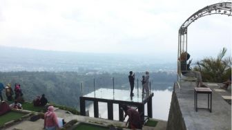 Kahyangan Skyline: Kesengsem Keindahan Panorama Alam dan Aksi Paralayang