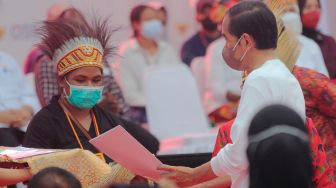 Jokowi Bagikan 2700 NIB untuk para Pelaku UMKM di Papua