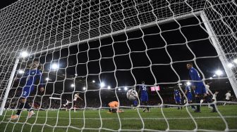 Striker Southampton Adam Armstrong (kiri) mencetak gol kedua tim selama selama pertandingan sepak bola Liga Premier Inggris antara Southampton melawan Chelsea di Stadion St Mary Rabu (31/8/2022) dini hari WIB. Glyn KIRK / AFP
