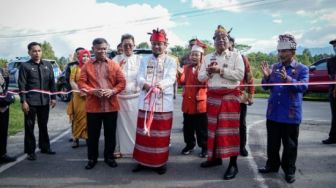 Gubernur Sulsel Andi Sudirman Resmikan Ruas Batupapan - Bandara Pongtiku - Batas Toraja Utara