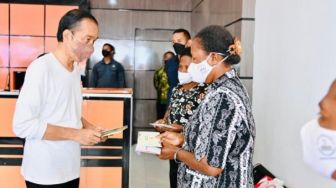 Daftar Bansos Jokowi Terbaru dari BLT, BSU hingga Subsidi Transportasi