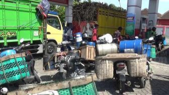 Jelang Kenaikan Harga BBM Bersubsidi Solar di Ngawi Kian Langka, Petani Sampai Kelaparan Antre di SPBU