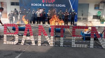 Barang Bukti Rokok dan Minuman Keras BMN Dimusnahkan