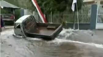 Pipa PDAM di Pulungdowo Malang Bocor Lagi, Satu Mobil Terjebak