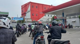 Harga BBM Subsidi Belum Naik, Antrean Panjang Mobil dan Motor Terjadi SPBU di Tanjung Barat