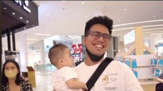 Bayi Adzam Tidak Mau Lepas dari Gendongan Frans Faisal, Warganet: Insecure Gak Bapak Kandungnya?