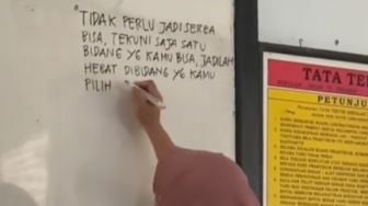 Viral Video Pesan Bermakna dari Guru di Papan Tulis, Netizen Malah Saling Debat: Gak Bisa Bu, Nanti Gak Lulus