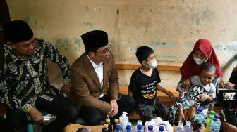 Gubernur Jawa Barat Ridwan Kamil (kedua kiri) bersama Plt Wali Kota Bekasi Tri Andhianto (kiri) berbincang dengan keluarga Almarhum Santoso Fauzi korban kecelakaan truk di depan SDN Kota Baru 02 dan 03 Kranji Bekasi, Jawa Barat Kamis (1/9/2022).  ANTARA FOTO