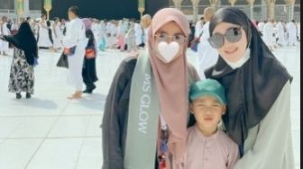 Dibiayai Shandy Purnamasari, Larissa Chou Ucap Syukur Bisa Umrah Bareng Anak