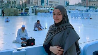 7 Momen Mawar AFI Umrah Bareng Larissa Chou, Terlihat Anggun Menggunakan Baju Syar'i