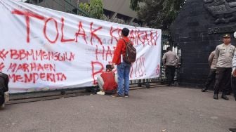 Ratusan Demonstran Geruduk Kantor DPRD Jateng Tolak Kenaikan BBM, Massa Aksi Sempat Bakar Ban