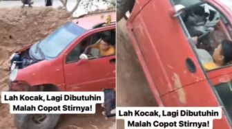 Off Road di Jalanan Berlumpur, Sopir Panik Setir Mobilnya Copot