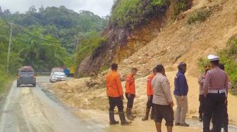 Longsor, Arus Lalu Lintas di Jalan Riau-Sumbar Masih Buka Tutup