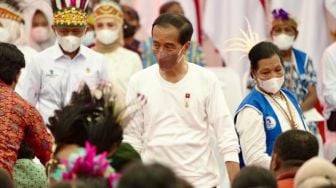 Presiden Jokowi Menyerahkan Nomor Induk Berusaha bagi Nasabah PNM Jayapura