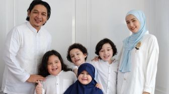 6 Potret Kayla, Anak Pasha Ungu Pakai Hijab yang Pipinya Semakin Terlihat Chubby