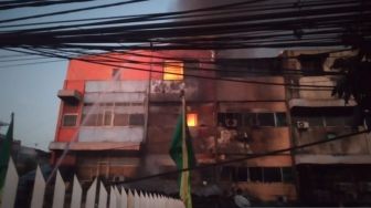 Kebakaran di Sawah Besar Jakpus Telan Kerugian Rp700 Juta, Petugas Kesulitan Padamkan  Api karena Ruko Terkunci