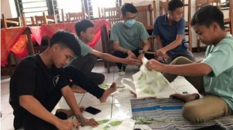 Bahayakan Lingkungan, Mahasiswa UNS Dorong Pengurangan Sampah Plastik di Masyarakat