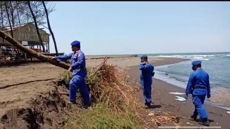 Sejumlah Warung Warga di Pantai Cemara Jember Porak-poranda Diterjang Banjir Rob