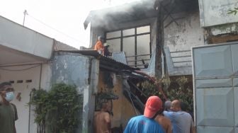 Korsleting Listrik, Rumah Dua Lantai di Mojokerto Terbakar