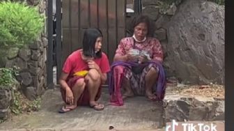 Video Viral Dua Cewek Pengemis Lagi Hitung Uang di Pinggiran Jalan, Publik Menduga Ini....