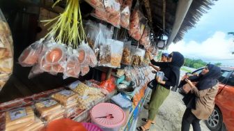 Bisnis Ikan Asin di Karimunting Bengkayang Menjanjikan Pedagang Raup Untung Jutaan Rupiah per Hari