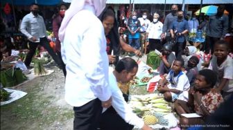 Paspampres Kecolongan Saat Mamak Kalungkan Noken ke Jokowi: Ketar-ketir Nggak Tuh?!