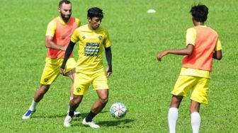 Arema FC Jamu Persebaya, Javier Roca Fokus Tingkatkan Kualitas Permainan Singo Edan