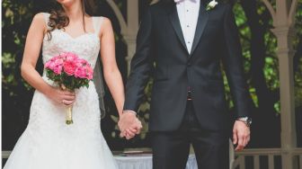 Setelah Ucap Janji Sehidup Semati, Pasangan Pengantin Langsung Naik Roller Coaster