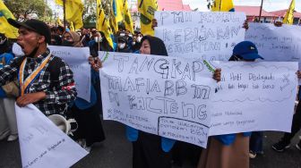 Mahasiswa membentangkan poster tulisan saat berunjuk rasa di depan kantor Gubernur Provinisi Kalimantan Tengah di Palangka Raya, Kalimantan Tengah, Jumat (2/9/2022). ANTARA FOTO/Makna Zaezar
