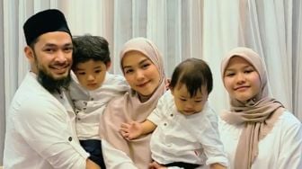 8 Potret Keluarga Uki Eks NOAH Usai Hijrah, Makin Harmonis Bersama Istri dan Buah Hatinya