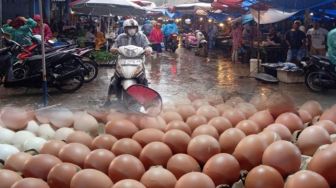 Harga Telur di Pasar Raya Padang Naik Sejak 10 Hari Terakhir, Omzet Pedagang Turun